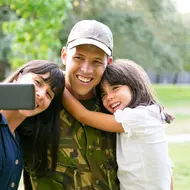 Sahabat Fimela, foto keluarga yang terlihat spontan justru sering terasa lebih natural dan penuh cerita dibanding pose yang terlalu formal. f[Dok/freepik.com/pchvector]