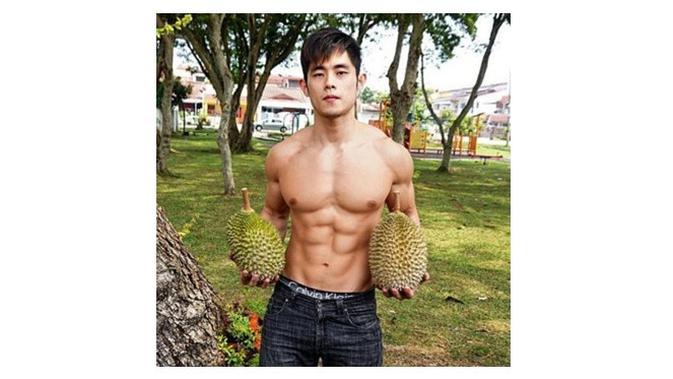 Pria ganteng durian (Sumber: Instagram/@//hotdudeswithdurian)