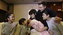 Pasangan selebritis Ussy Sulistiawaty dan Andhika Pratama menggelar konferensi pers usai kelahiran anak ke-4 mereka di RS Pondok Indah, Jakarta, Senin (6/3). Anak ke-4 mereka berjenis kelamin perempuan. (Liputan6.com/Herman Zakharia)