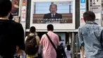 Warga menyaksikan video pidato Kaisar Akihito di Tokyo, Jepang, (8/8). Kaisar mengungkapkan keinginannya untuk turun tahta karena faktor kesehatan dan kekhawatiran dirinya tidak mampu melaksanakan tugas Kekaisaran secara penuh. (AFP PHOTO/Toru Yamanaka)
