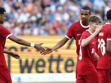 Penyerang Liverpool asal Belanda Cody Gakpo (kiri) merayakan golnya menjadi 2-2 dengan rekan satu timnya pada pertandingan sepak bola persahabatan pramusim antara Karlsruhe SC dan Liverpool FC di Karlsruhe, Jerman, 19 Juli 2023. Liverpool mengalahkan Karlsruher dengan skor 4-2. (Daniel ROLAND/AFP)