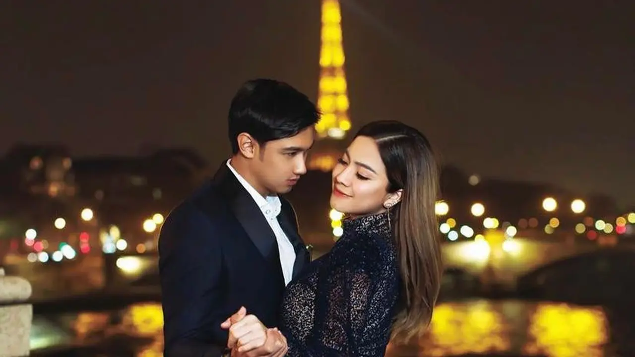 7 Gaya Pemotretan Felicya Angelista dan Caesar Hito di Paris, Mewah Berbusana Serba Biru Navy