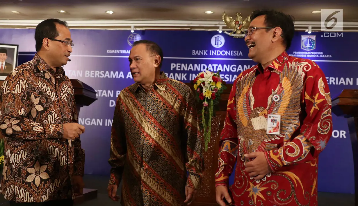 Menhub Budi Karya Sumadi, Gubernur BI Agus Martowardojo dan Gubernur DKI Djarot Saiful seusai penandatanganan kerja sama Pengembangan Integrasi Sistem Pembayaran Elektronik berbagai moda transportasi, di Jakarta, Rabu (6/9). (Liputan6.com/Angga Yuniar)