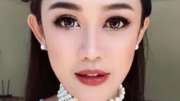 Penampilan cantik full makeup pun sering ia unggah di Instagram. Berbagai pujian mengalir dari netizen yang melihat cantiknya Oline Mendeng dengan riasan. Banyak yang pangling dengan penampilan glamor Oline Mendeng ini. (Liputan6.com/IG/olinemendeng)
