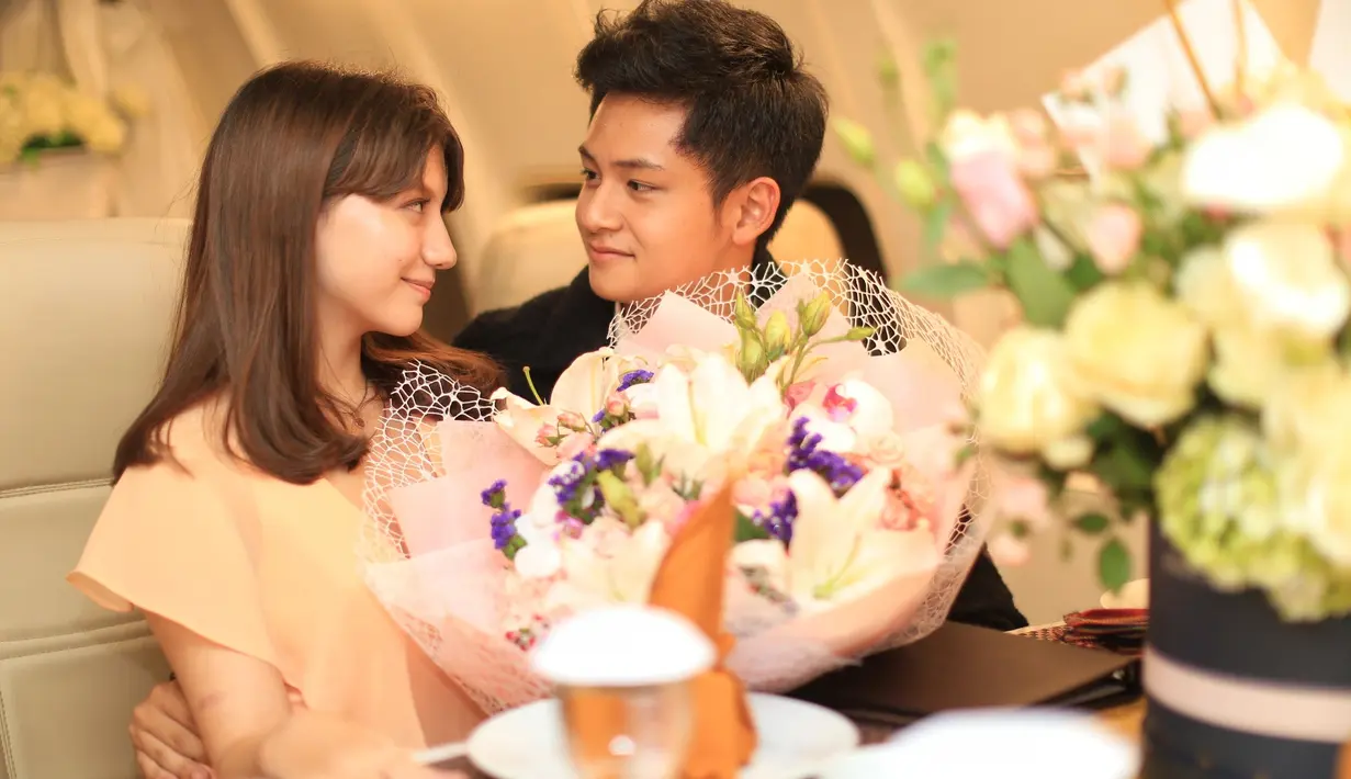 Pasangan kekasih yang telah berpacaran satu tahun setengah itu juga melakukan tukar kado. Cassie mengaku kaget dengan kejutan yang diberikan oleh kekasihnya yang begitu romantis. (Adrian Putra/Bintang.com)