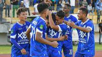 Eks pemain Persik, Fitra Ridwan mendapat sambutan rekam setimnya di PSPS usai mencetak gol ke gawang Persikabo 1973. (Instagram PSPS)