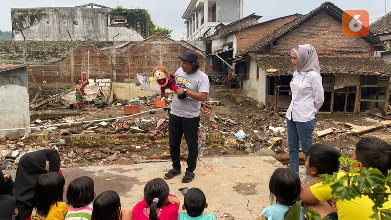 sejumlah komunitas dongeng di Jawa Timur berikan trauma healing terhadap anak- anak korban banjir Kalibaru Banyuwangi (Hermawan Arifianto/Liputan6.com)