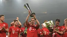 Bek Bayern Muenchen Philipp Lahm (Tengah) mengangkat piala usai pertandingan persahabatan Audi Football Summit 2015 di Stadion Shanghai, Cina, Selasa, (21/07 2015). Bayern menang atas Inter Milan dengan skor 1-0. (AFP PHOTO/JOHANNES EISELE)