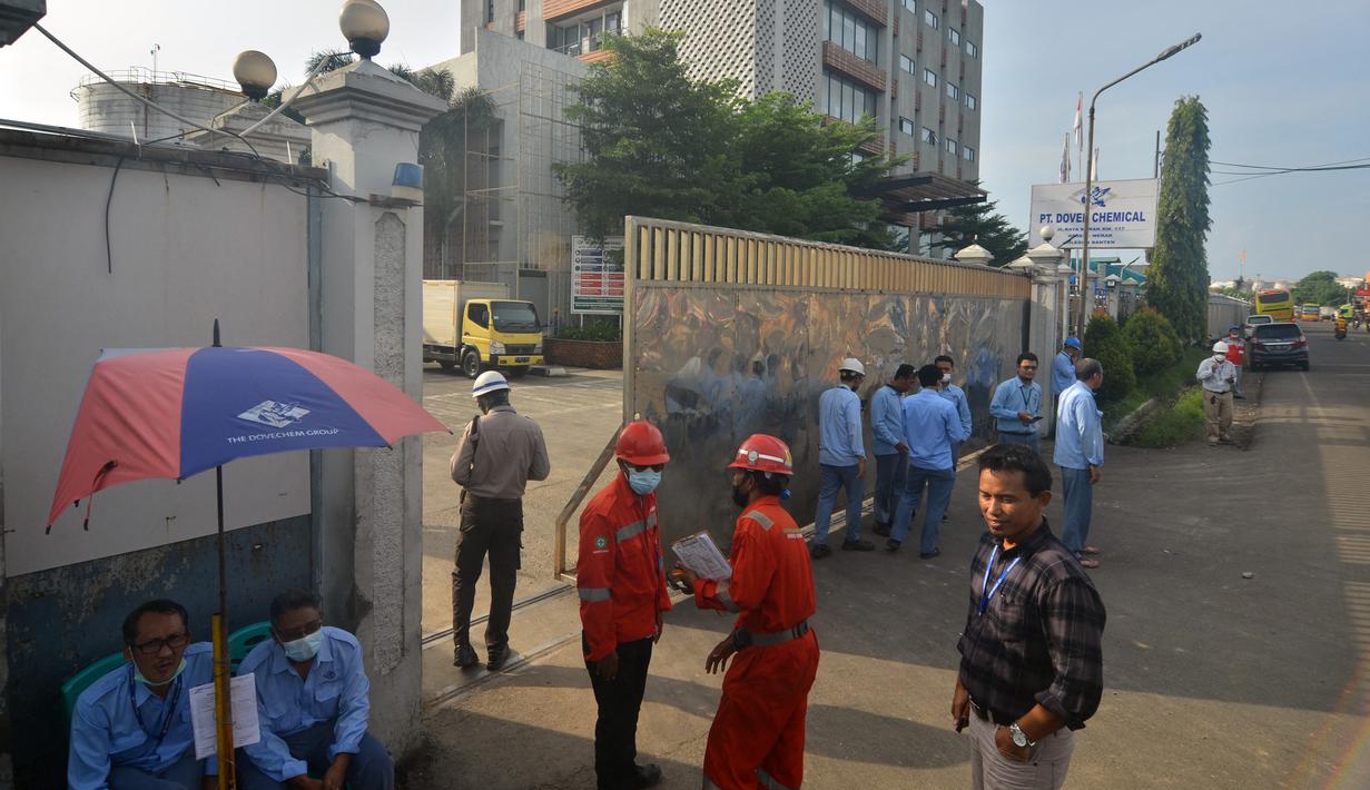 Karyawan berkumpul di luar sebuah pabrik tak lama setelah gempa mengguncang Cilegon, Banten, Jumat (14/1/2022). Gempa magnitudo 6,7 yang berpusat di Banten pada pukul 16.05 WIB membuat kepanikan di berbagai daerah. (RONALD SIAGIAN/AFP)
