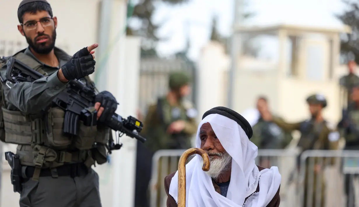 Israel membatasi pergerakan warga Palestina di Tepi Barat dengan membangun hampir ratusan pos pemeriksaan dan gerbang besi. (Hazem BADER/AFP)
