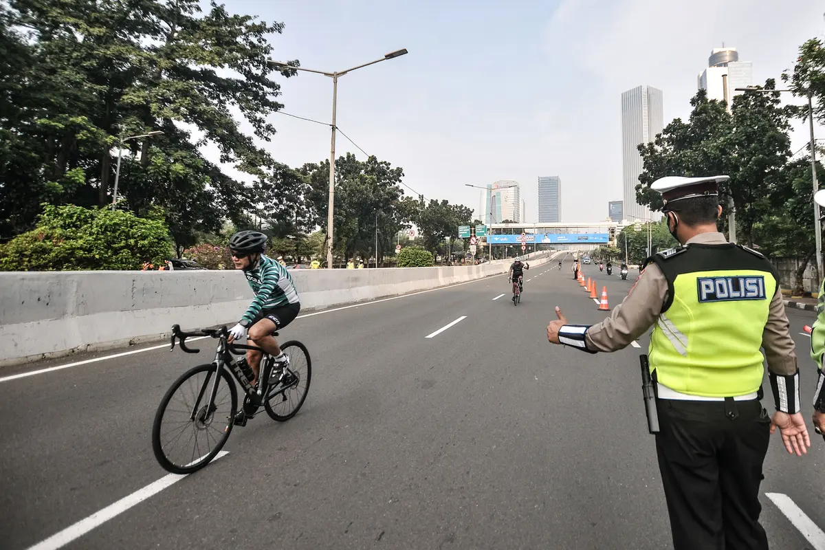 Antusias Uji Coba Lintasan Sepeda Balap di JLNT Kampung Melayu-Tanah Abang