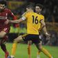 Penyerang Liverpool, Mohamed Salah, berusaha melewati pemain Wolverhampton Wanderers pada laga Piala FA di Stadion Molineux, Senin (7/1). Liverpool takluk 1-2 dari Wolverhampton Wanderers. (AP/Rui Vieira)