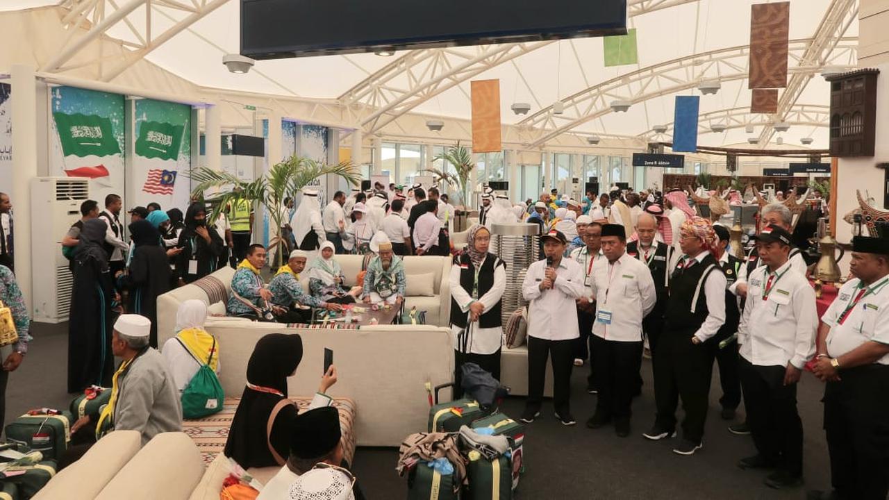 Direktur Jenderal PHU Nizar Ali saat meninjau layanan Eyab di Bandara Prince Mohammed bin Abdulaziz, Madinah. Darmawan/MCH