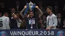 Bek Paris Saint-Germain, Daniel Alves berpose dengan trofi seusai menjuarai Piala Prancis (Coupe de France) di Stade de France, Rabu (9/5). PSG menang 2-0 atas Tim divisi tiga, Les Herbiers pada final Piala Prancis. (AFP/FRANCK FIFE)