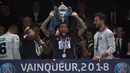 Bek Paris Saint-Germain, Daniel Alves berpose dengan trofi seusai menjuarai Piala Prancis (Coupe de France) di Stade de France, Rabu (9/5). PSG menang 2-0 atas Tim divisi tiga, Les Herbiers pada final Piala Prancis. (AFP/FRANCK FIFE)