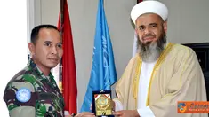 Citizen6, Lebanon: Setelah perkenalan, sambutan dan ramah tamah, kegiatan dilanjutkan dengan penyerahan plakat kenang - kenangan dari Komandan Satgas kepada Syeikh Jihad. (Pengirim: Badarudin Bakri).