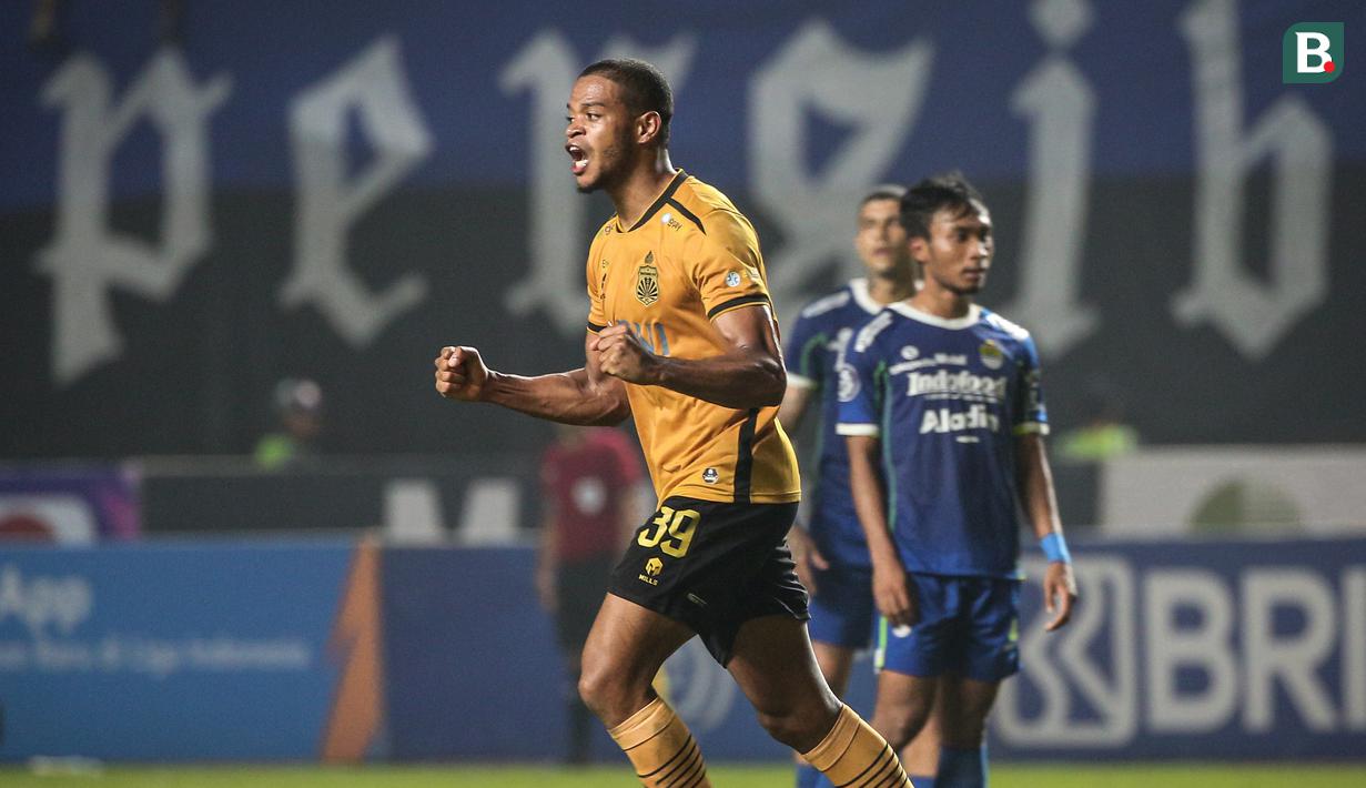 <p>Pemain Bhayangkara FC, Alex Martins Ferreira melakukan selebrasi setelah mencetak gol pertama timnya ke gawang Persib Bandung pada laga lanjutan BRI Liga 1 2022/2023 antara Persib Bandung melawan Bhayangkara FC di Stadion Pakansari, Bogor, Jumat (24/03/2023). (Bola.com/Bagaskara Lazuardi)</p>