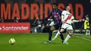 <p>Rayo memecah kebuntuan pada menit ke-19. Alvaro Garcia berhasil membobol gawang Barcelona melalui bola sepakan rendahnya. Babak pertama ditutup dengan keunggulan Rayo 1-0. (AP Photo/Pablo Garcia)</p>