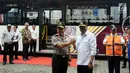 Menteri Perhubungan Budi Karya Sumadi melakukan salam komando dengan Kapolri Jenderal Tito Karnavian saat meresmikan Operasi Green Line dan pelepasan Bus TransJabodetabek Premium di Mega City, Bekasi Barat, Senin  (12/3). (Liputan6.com/Arya Manggala)