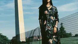 Setia sangat pandai dalam memilih padupadan gayanya. Dirinya juga pernah mengenakan dress dengan motif floral yang membalut seluruh tubuhnya. Ditambah dengan juntaian rambut panjangnya, membuat gaya Setia semakin feminin. (Liputan6.com/IG/@tigawat)
