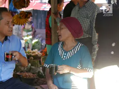 Calon gubernur Nusa Tenggara Timur (NTT) Benny K Harman sambil minum kopi mendengar curhatan pedagang di Kabupaten Timor Tengah Selatan, NTT, Senin (12/2). Pedagang tersebut mengeluhkan tingginya kredit pinjaman koperasi. (Liputan6.com/Pool/Dodi)