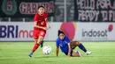 Pemain Timnas Indonesia Putri, Zahra Muzdalifah (kiri) berusaha melewati pemain Singapura, Mastura Binte Jeilani saat laga persahabatan yang berlangsung di Stadion Madya, Senayan Jakarta, Selasa (28/05/2024). (Bola.com/Bagaskara Lazuardi)