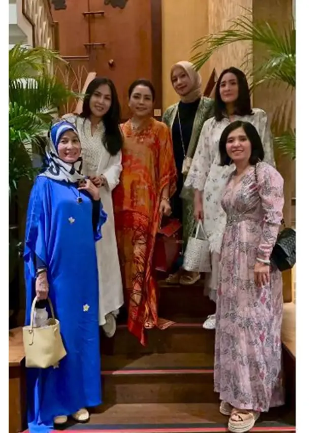 6 Potret Penampilan Mayangsari saat Bukber Bareng Teman, Menawan Pakai Kaftan