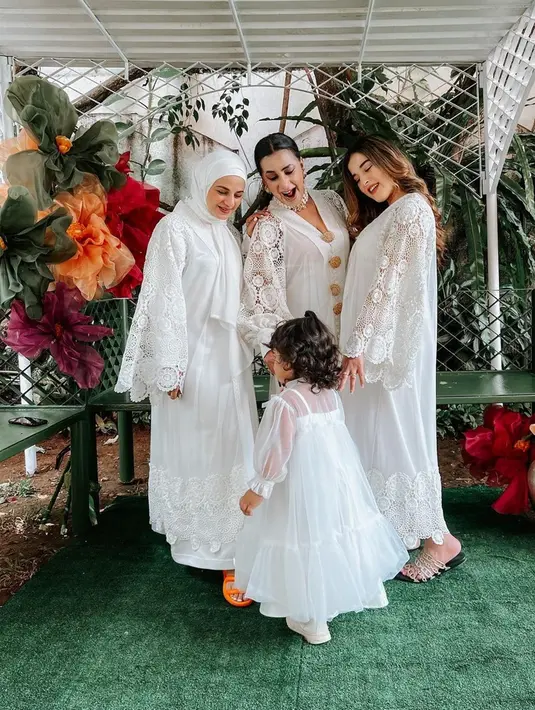 Potret kompak ibu dan dua anak perempuannya itu sukses membuat kagum karena pesona dan kecantikannya yang disebut seperti boneka hidup. Sang ibunda, Wiwi Alawiyah Alatas juga tampak awet muda saat diapit oleh kedua anaknya dengan balutan dress putih. (Liputan6.com/IG/@tasyafarasya)