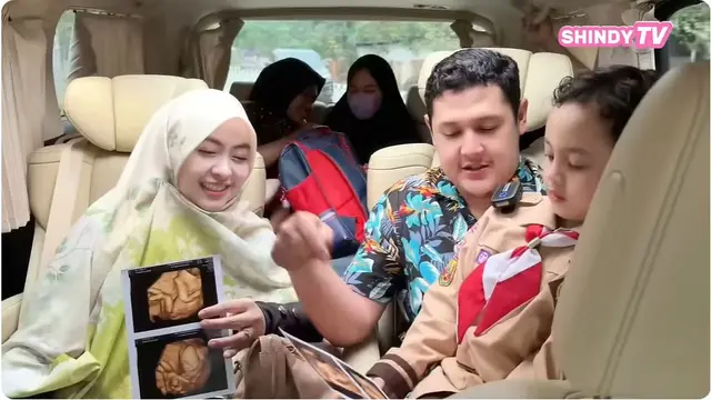 6 Potret Kakak Ria Ricis Periksa Kandungan Ditemani Suami, Bayi Aktif saat di USG
