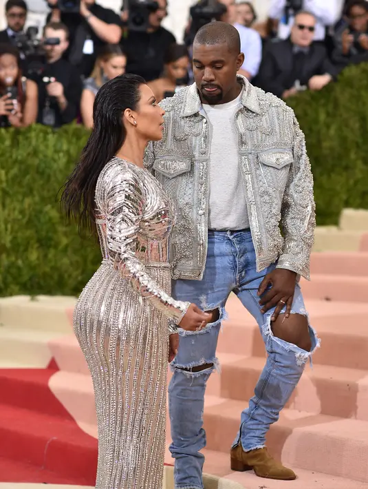 Kim dikabarkan telah menggugat cerai suaminya yang menikahinya sejak 24 Mei 2014 silam. Selain gugat cerai, Kim juga menuntut Kanye satu milliar dollar. (AFP/Bintang.com)