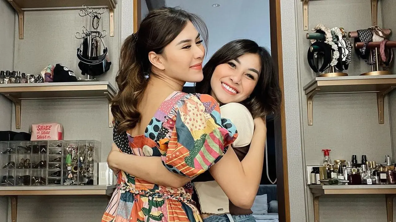 8 Gaya Kompak Dua Adik Raffi Ahmad Syahnaz Sadiqah dan Nisya Ahmad, Sibling Goals Banget!