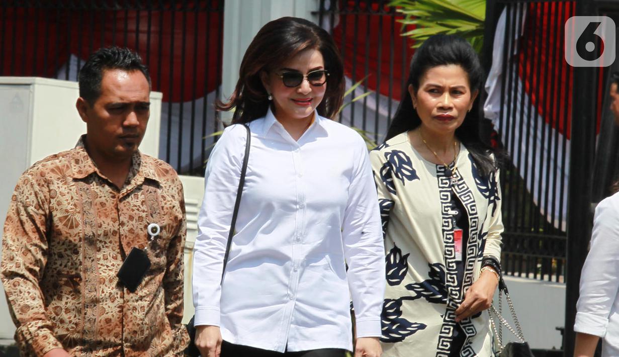 Bupati Minahasa Selatan Christyani Eugenia Paruntu (tengah) tiba di kompleks Istana, Jakarta, Senin (21/10/2109). Kedatangan Christyani berlangsung jelang pengumuman menteri Kabinet Kerja Jilid II oleh Presiden Joko Widodo atau Jokowi. (Liputan6.com/Angga Yuniar)