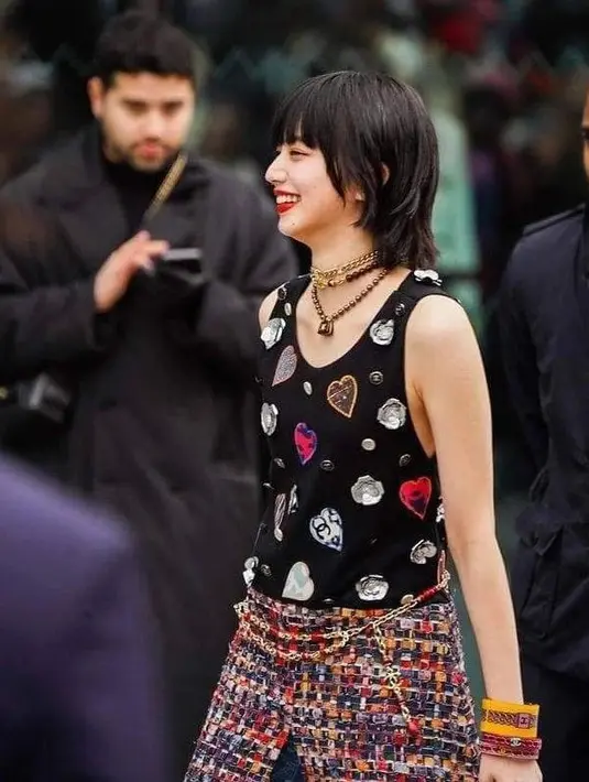 Nana Komatsu tersenyum saat tiba menghadiri koleksi siap pakai Chanel Fall/Winter 2023-2024 Selama Paris Fashion Week 2023. Nana Komatsu tampak sumringah bertemu dengan orang-orang hebat yang ikut datang di acara fashion show tersebut. (Instagram/nanakomatsu71)