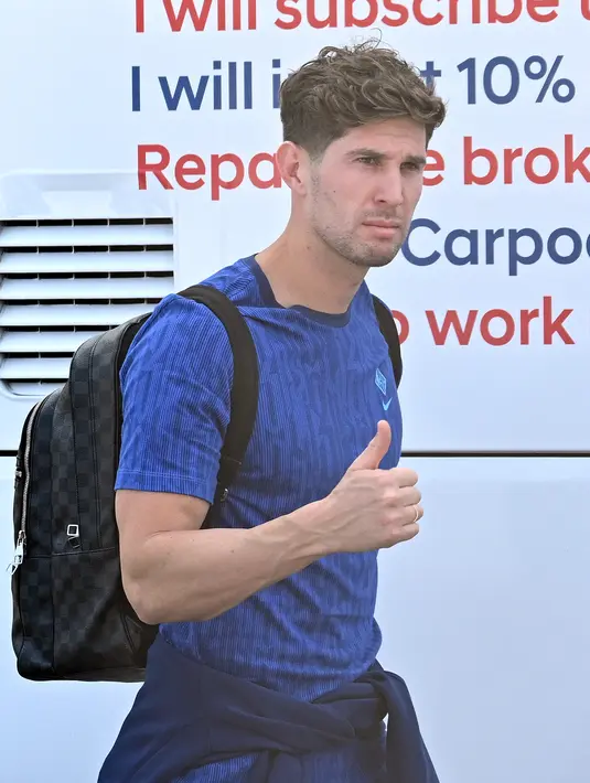 Bek Inggris, John Stones meninggalkan hotel tim di Doha (11/12/2022). Timnas Inggris langsung meninggalkan Qatar usai tersingkir di gelaran Piala Dunia 2022, Minggu (11/12/2022). Kekalahan 1-2 atas Prancis di babak perempat final menghentikan langkah Inggris  di Piala Dunia 2022.  (AFP/Paul Ellis)