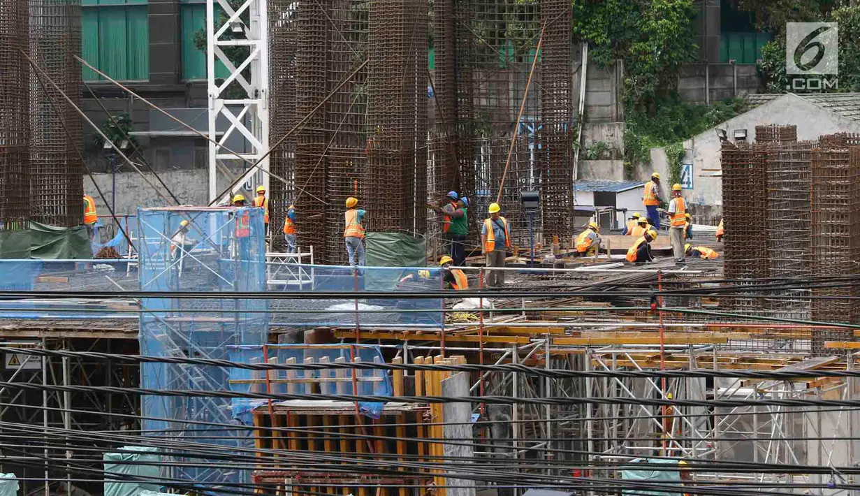 Pekerja membangun konstruksi bangunan bertingkat di Jakarta, Jumat (18/1). Dirjen Perdagangan Luar Negeri Kemendag Oke Nurwan mengatakan pemerintah akan membatasi baja impor yang masuk ke Indonesia. (Liputan6.com/Immanuel Antonius)