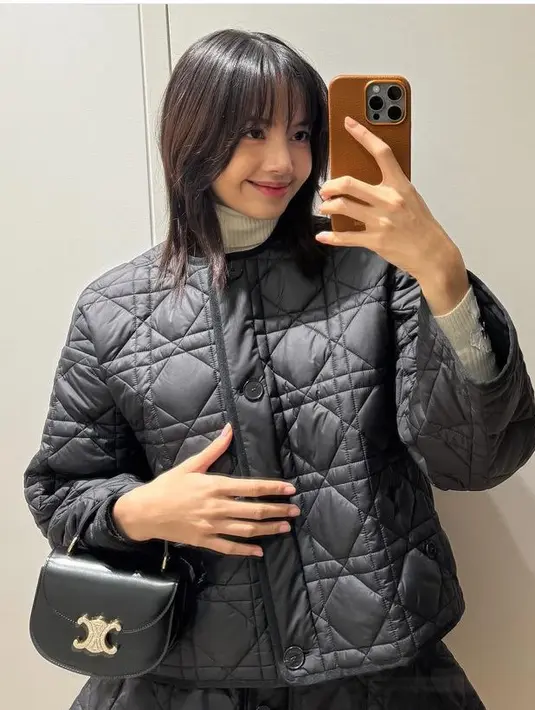 Rapper Blackpink ini tampil serba hitam mengenakan setelan dari Dior. Dari atasan jaket puff seharga Rp51 jutaan dipadukan turtleneck putih, dan rok puff seharga Rp22 jutaan. Sambil membawa tas Celine hitam seharga Rp62 jutaan.  [@lalalalisa_m]