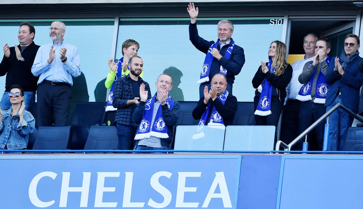 Imbas perang antara Rusia vs Ukraina, bos besar The Blues, Roman Abramovich, secara mengejutkan menyatakan mundur dari kepemimpinannya di klub sepak bola Inggris, Chelsea. Berikut deretan trofi bergengsi yang telah diraih klub di bawah pria asal Rusia tersebut.