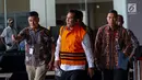 Bupati Hulu Sungai Tengah, Kalimantan Selatan Abdul Latif (tengah) kenakan rompi tahanan meninggalkan gedung KPK, Jakarta, Jumat (5/1). Abdul Latif diduga menerima suap pembangunan RSUD Damanhuri, Kalimantan Selatan. (Liputan6.com/Faizal Fanani)