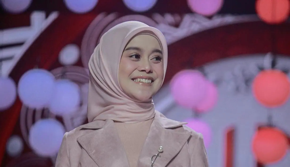 Tahun 2020, Lesti Kejora kerap tampil dengan hijab segi empat yang diikat simple ke belakang. (Instagram/lestykejora).