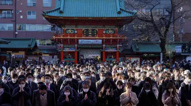 Orang-orang mengunjungi Kuil Kanda Myojin untuk berdoa Tahun Baru di Tokyo pada 4 Januari 2023.  Karyawan perusahaan, banyak yang mengenakan jas, berbondong-bondong ke kuil Kanda Myojin di pusat kota Tokyo untuk mempersembahkan doa tradisional untuk "bisnis yang baik" pada 4 Januari, hari kerja pertama tahun ini. (AFP/Kazuhiro Nogi)