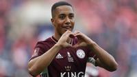 Pemain Leicester City, Youri Tielemans, melakukan selebrasi usai mencetak gol ke gawang Chelsea pada laga final Piala FA di Stadion Wembley, Sabtu (15/5/2021). The Foxes menang dengan skor 1-0. (Matt Childs/Pool via AP)
