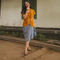 Tampil anggun dengan kebaya kutubaru lengan pendek dan kain lilit berpotongan pendek pula. [Instagram/febbyrastanty]