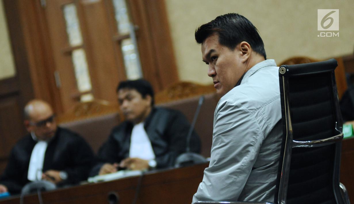 Terdakwa kasus dugaan korupsi e-KTP, Andi Agustinus alias Andi Narogong saat mengikuti sidang tuntutan di Pengadilan Tipikor, Jakarta, Kamis (7/12). Andi Narogong dituntut hukuman delapan tahun, denda satu milyar rupiah. (Liputan6.com/Helmi Fithriansyah)