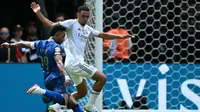 Bek sayap Real Madrid, Trent Alexander-Arnold, berusaha menahan pemain Al Hilal, Youssef Enriquez, dalam laga Grup H Piala Dunia Antarklub 2025 di Hard Rock stadium, Miami, Kamis (18/6/2025) dini hari WIB. (CHANDAN KHANNA / AFP)
