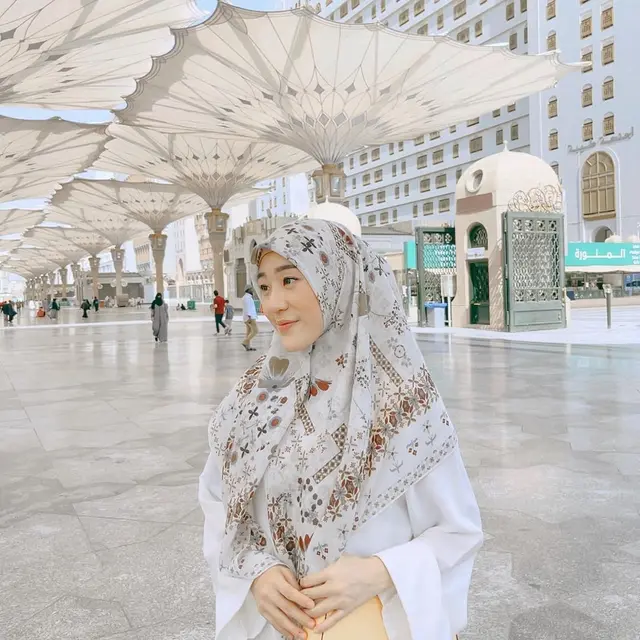 Potret 6 Artis Mualaf Jalani Ibadah Umroh, Jadi Perjalanan Tak Terlupakan