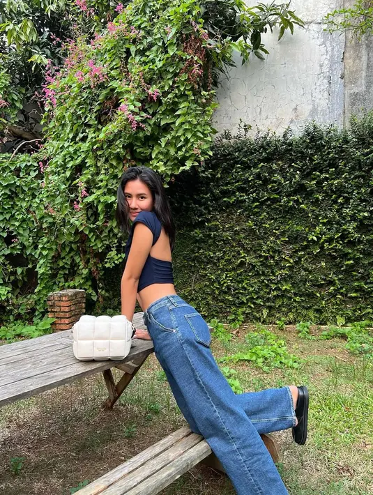 Kali ini, Shenina Cinnamon berpose mengenakan crop top biru navy dengan detail cut-out di bagian belakang, menampilkan punggungnya. Penampilan ini dipadu Shenina mengenakan celana jeans. [Foto: Instagram/shenacinnamon]