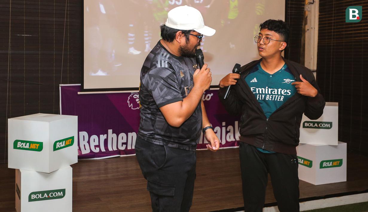 Seorang pengunjung mengikuti kuis saat Roaring Night Liga Inggris antara West Ham melawan Arsenal yang berlangsung di Triboon, Cilandak, Jakarta Selatan, Minggu (11/02/2024) malam WIB. (Bola.com/Bagaskara Lazuardi)