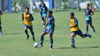 Persib Bandung berlatih di Stadion Persib (Sidolig), Jalan Ahmad Yani, Kota Bandung, Kamis (7/7/2022). (Bola.com/Erwin Snaz)
