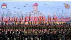 Menteri Pertahanan Jenderal TNI Purnawirawan Ryamizard Ryacudu berfoto bersama dengan prajurit Korps Marinir, Jakarta, (9/12/2014). (Liputan6.com/Helmi Fithriansyah)