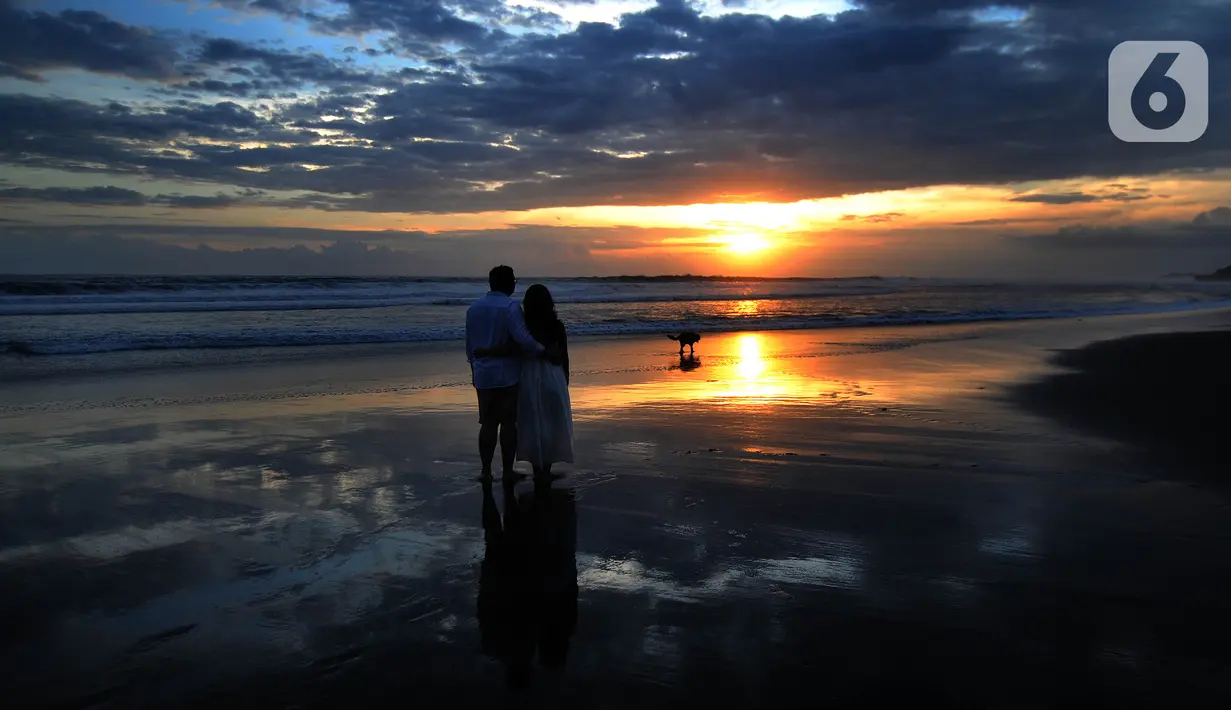 Warga menikmati suasana Pantai Pasut, Tabanan, Bali, Sabtu (4/9/2021). Menteri Pariwisata dan Ekonomi Kreatif Sandiaga Uno menyebut okupansi di berbagai destinasi wisata di Bali masih mengalami kontraksi signifikan. (merdeka.com/Arie Basuki)